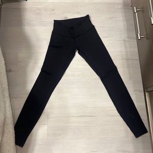 size 2 super flattering lululemon black leggings. lightly worn
